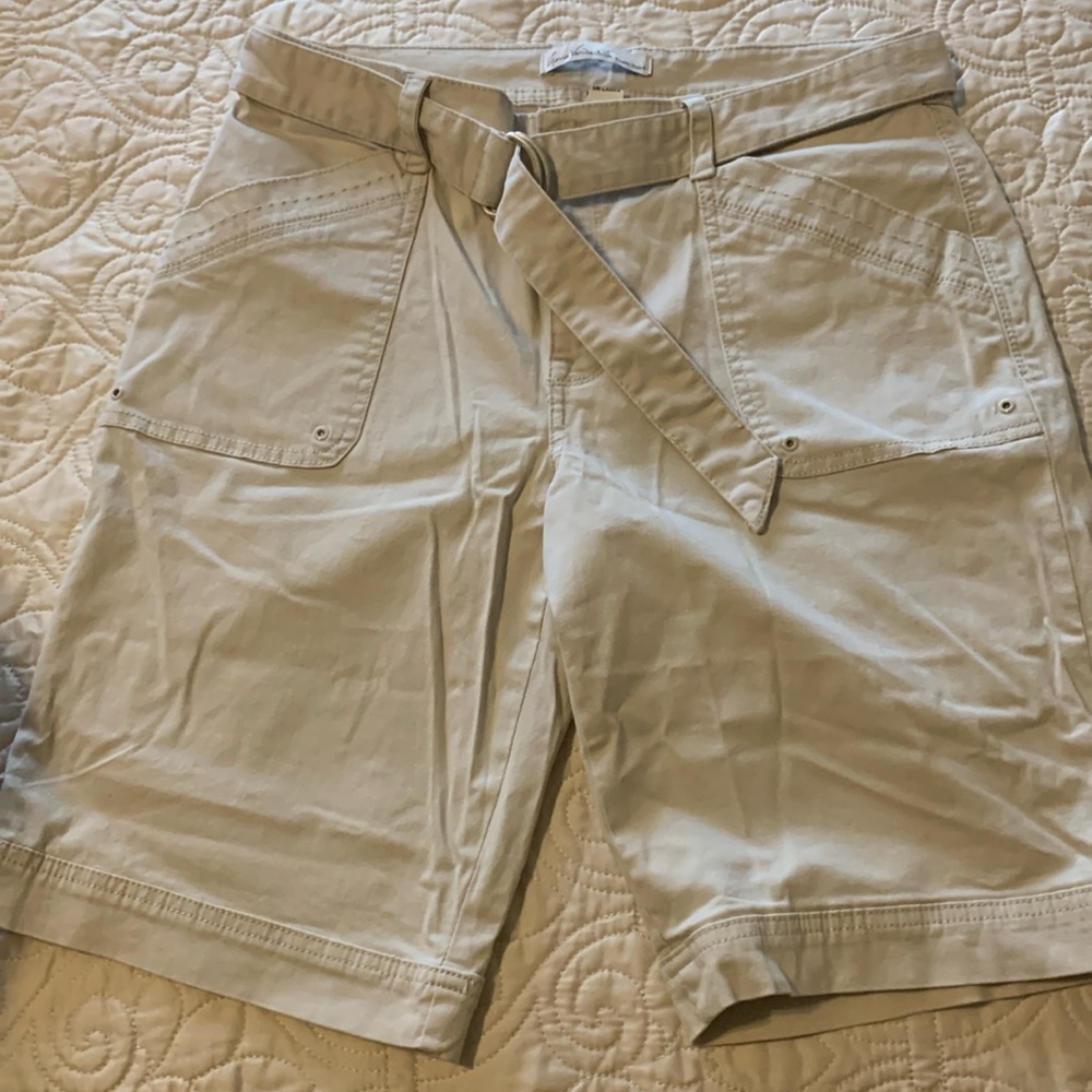 Womans Gloria Vanderbilt tan Bermuda shorts size 6 NWOT